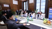 Prabowo dan Megawati juga sempat berkumpul di ruangan holding room sebelum upacara dimulai. Selain keduanya, Gibran hingga Wakil Presiden ke-6 RI Try Sutrisno juga berada di ruangan ini. Para tokoh duduk di sebuah meja bundar. Suasana terasa begitu hangat. (dok Tim Media Presiden)
