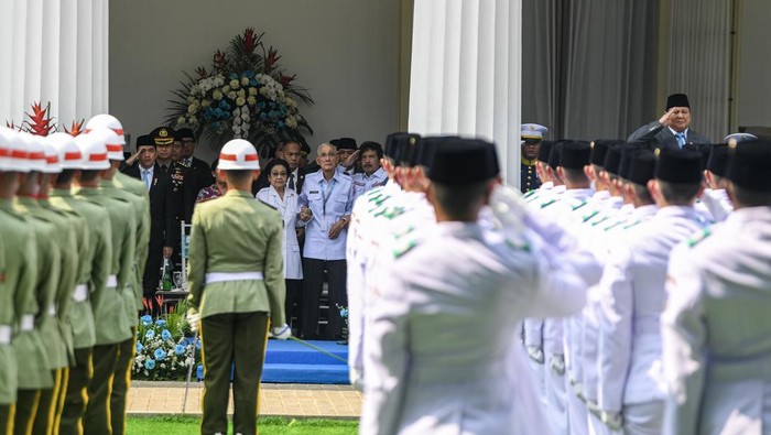 Momen Prabowo-Gibran Ngumpul Bareng Megawati Setelah Upacara Pancasila Presiden Prabowo Subianto (kanan) bersama Wakil Presiden Gibran Rakabuming Raka (kiri), Presiden ke-5 sekaligus Ketua Dewan Pengarah Badan Pengarah Badan Pembina Ideologi Pancasila Megawati Soekarnoputri (kedua kiri) dan Wakil Presiden ke-6 Try Sutrisno (ketiga kiri) mengikuti upacara Hari Lahir Pancasila di Gedung Pancasila, Jakarta, Senin (2/6/2025). Presiden Prabowo Subianto menegaskan pentingnya menjaga dan mengamalkan nilai-nilai Pancasila sebagai dasar dan ideologi negara dalam kehidupan berbangsa dan bernegara. ANTARA FOTO/Muhammad Adimaja/foc.