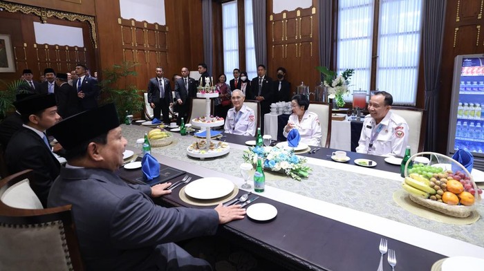 Momen Prabowo-Gibran Ngumpul Bareng Megawati Setelah Upacara Pancasila Presiden Prabowo Subianto (kanan) bersama Wakil Presiden Gibran Rakabuming Raka (kiri), Presiden ke-5 sekaligus Ketua Dewan Pengarah Badan Pengarah Badan Pembina Ideologi Pancasila Megawati Soekarnoputri (kedua kiri) dan Wakil Presiden ke-6 Try Sutrisno (ketiga kiri) mengikuti upacara Hari Lahir Pancasila di Gedung Pancasila, Jakarta, Senin (2/6/2025).