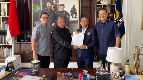 Mori Hanafi menerima SK penunjukan sebagai Ketua DPW NasDem NTB di Jakarta. (Istimewa)