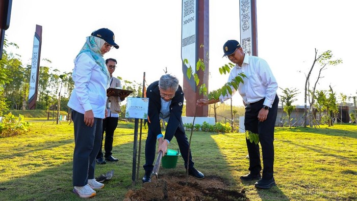 Duta Besar China untuk Indonesia, H.E. Wang Lutong, lakukan kunjungan kerja di Ibu Kota Nusantara (IKN). Kunjungan ini juga dihadiri oleh Ketua Kamar Dagang China di Indonesia, Sun Shangbin, untuk memperkuat hubungan bilateral dan membahas kelanjutan serta perluasan kerja sama investasi China dalam pembangunan IKN.