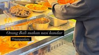 Nyoman sering mencicip makanan baru. Salah satunya menu nasi kandar ala Malaysia yang memiliki banyak lauk. Foto: Instagram @nyomanpaul.archive