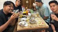 Bersama teman-temannya, Nyoman menghabiskan bakso tulang rusuk yang terkenal di Bakso Semar di Bandung. Foto: Instagram @nyomanpaul.archive