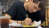 Di sela-sela kesibukannya sebagai penyanyi muda, Nyoman selalu menyempatkan waktu untuk menyapa para penggemarnya. Foto: Instagram @nyomanpaul.archive