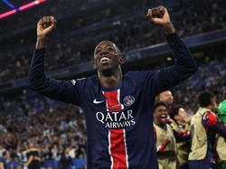 Dembele kemas dua assist di laga final. Namun lebih dari itu, sang winger jalani perintah Luis Enrique untuk bertahan dari garis depan! (Getty)