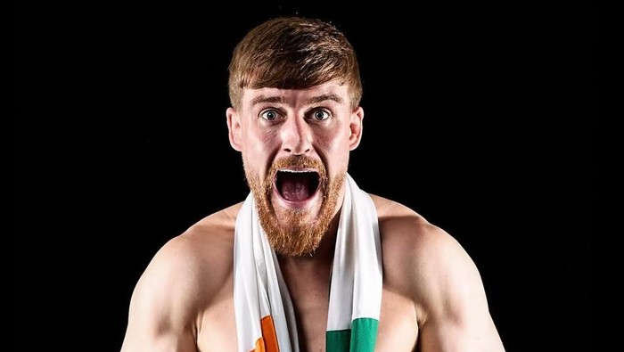 Paddy McCorry menghadapi Shuki Farage asal Israel pada Cage Warriors 189 di Roma, Minggu (1/6/2025). Petarung berusia 27 tahun itu berhasil menang setelah menaklukkan Farage dengan pukulan bertubi-tubi ke arah kepala.