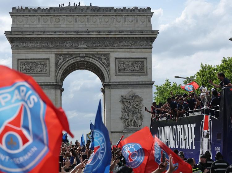 PSG Gelar Parade Juara Liga Champions di Paris