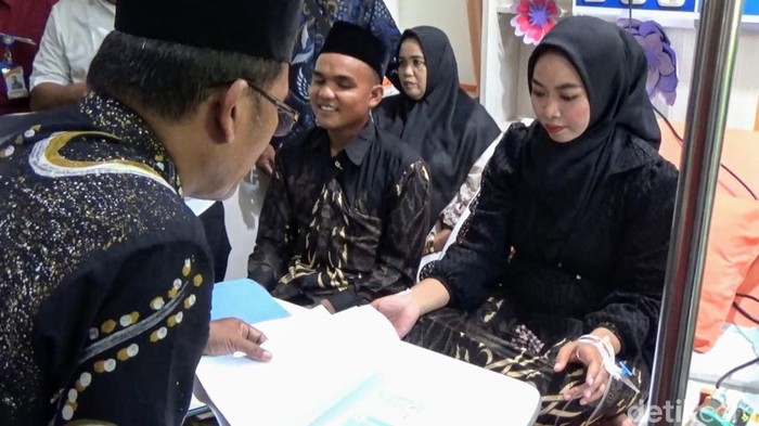 Pasangan Rizki dan Desy yang menjalani ijab kabul di rumah sakit.