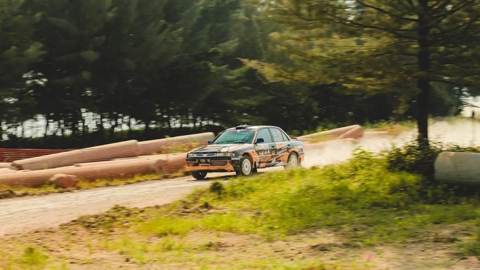 Pebalap Dewa United Motorsport Bintang Barlean taklukkan putaran ketiga Kejurnas Sprint Rally 2025 di Semarang.