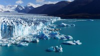 Permukaan gletser, yang mengalir turun dari puncak Andes hingga berakhir di perairan Danau Argentina, selama beberapa dekade kurang lebih tetap stabil, beberapa tahun maju dan yang lainnya mundur. Namun dalam lima tahun terakhir, terjadi kemunduran yang lebih kuat. Foto: REUTERS/Bernat Parera