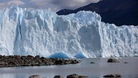 Gletser ini telah berada pada posisi yang kurang lebih sama selama 80 tahun terakhir. Dan itu tidak biasa, kata ahli glasiologi Argentina Lucas Ruiz dari badan sains negara bagian CONICET, yang fokus penelitiannya adalah masa depan gletser Patagonia dalam menghadapi perubahan iklim. Foto: REUTERS/Agustin Marcarian