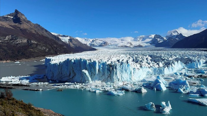 Pecahnya Es Raksasa di Gletser Perito Moreno, Indah tapi Mengkhawatirkan A combination of screengrabs from video shows ice calving off the Perito Moreno glacier into the Lago Argentino (Argentine Lake), in the Parque Nacional Los Glaciares, near the city of El Calafate in the Patagonian province of Santa Cruz, Argentina April 21, 2025. Reuters TV/via REUTERS