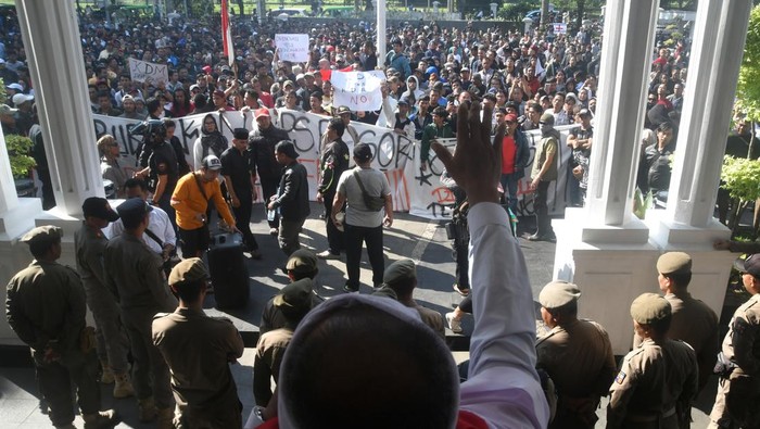 Pedagang Pasar Bogor Geruduk Balaikota, Tolak Relokasi Ratusan pedagang yang tergabung dalam Forum Silaturahmi Pedagang Pasar Bogor melakukan aksi unjuk rasa di Balaikota Bogor, Jawa Barat, Senin (2/5/2025). Dalam aksinya tersebut mereka menolak relokasi permanen sepihak yang tidak didasari kesepakatan menyeluruh dengan para pedagang dan menuntut dipertahankannya eksistensi pasar tradisional serta UMKM. ANTARA FOTO/Arif Firmansyah/foc.