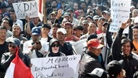 Dalam aksinya, para pedagang menuntut agar eksistensi pasar tradisional dan pelaku UMKM tetap dipertahankan. Mereka khawatir relokasi tersebut akan berdampak pada keberlangsungan usaha dan penghidupan ribuan pedagang kecil yang selama ini menggantungkan hidupnya di Pasar Bogor. (ANTARA FOTO/Arif Firmansyah)
