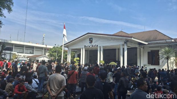 Pedagang Pasar Bogor long march ke Balai Kota