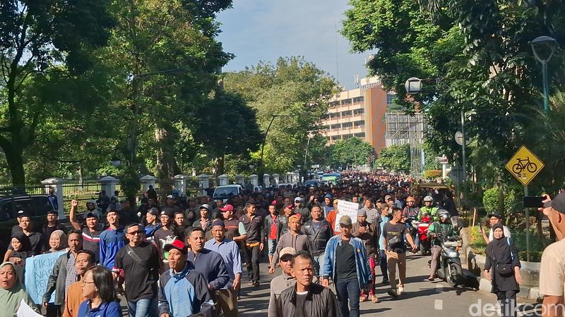 Pedagang Pasar Bogor long march ke Balai Kota