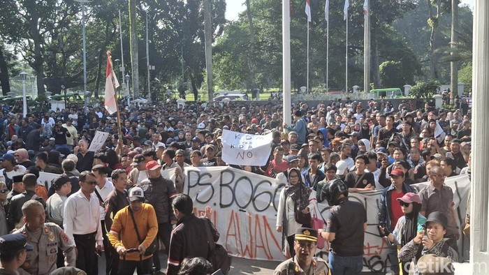 Pedagang Pasar Bogor long march ke Balai Kota