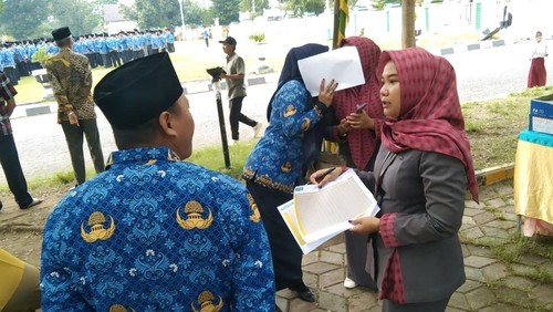 Pegawai perbankan menawarkan pinjaman saat penyerahan SK PNS dan PPPK di Kantor Wali Kota Bima, Senin (2/6/2025). (Dok. Rafiin/detikBali)