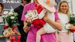 Foto: Momen Pelari Ultramarathon Jajal 100 Km Sambil Menyusui Buah Hatinya