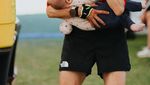 Foto: Momen Pelari Ultramarathon Jajal 100 Km Sambil Menyusui Buah Hatinya