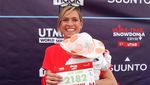 Foto: Momen Pelari Ultramarathon Jajal 100 Km Sambil Menyusui Buah Hatinya