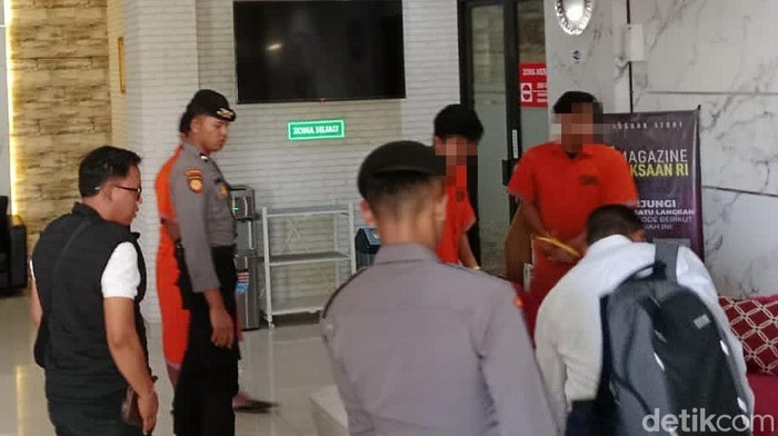 Tersangka pengeroyokan pecalang saat diserahkan ke pihak Kejaksaan Negeri Karangasem, Senin (2/6/2025).