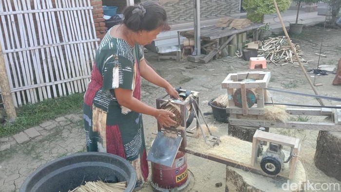 Pembuatan tusuk sate di Desa Krasak, Kecamatan Jatibarang, Kabupaten Indramayu