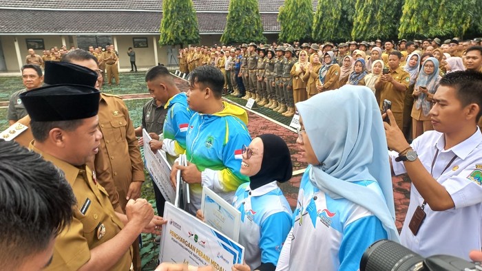 Pemerintah Kabupaten (Pemkab) Majalengka, Jawa Barat memberikan tali asih terhadap atlet maupun pelatih National Paralympic Committee of Indonesia (NPCI) Kabupaten Majalengka.