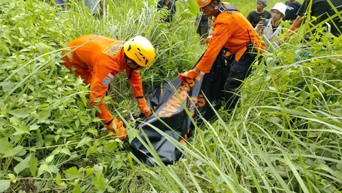 Tim SAR mengevakuasi jenazah di Desa Pengeragoan, Kecamatan Pekutatan, Kabupaten Jembrana, Senin (2/6/2025).