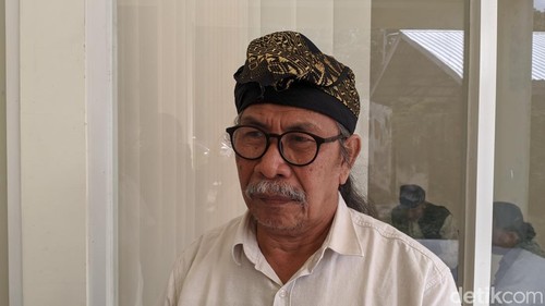 Pengerakse Majelis Adat Sasak Lalu Sajim Sastrawan ditemui di Mataram, Senin sore (2/6/2025). (Ahmad Viqi/detikBali).