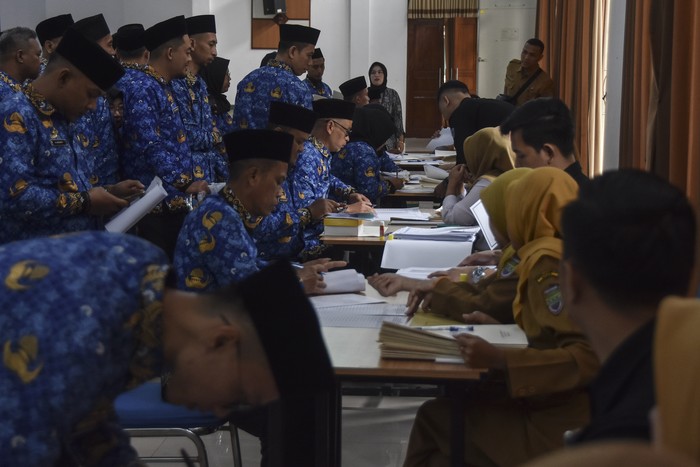 Sejumlah CPNS dan PPPK antre menandatangi SK saat pelantikan dan pengambilan sumpah janji jabatan PPPK dan CPNS dilingkungan Pemerintah Kabupaten Ciamis formasi tahun 2024 di Gedung Islamic Centre, Kabupaten Ciamis, Jawa Barat, Senin (26/5/2025). Pemerintah Kabupaten Ciamis menyerahkan SK pengangkatan CPNS dan PPPK kepada 230 CPNS dan 134 PPPK dari 10.000 pelamar. ANTARA FOTO/Adeng Bustomi
