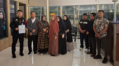 Petugas Imigrasi gagalkan keberangkatan sejumlah calon haji yang akan terbang ke Arab Saudi dari Bandara Internasional Sukarno-Hatta, Senin (2/6/2025). (Dok Humas Ditjen Imigrasi).
