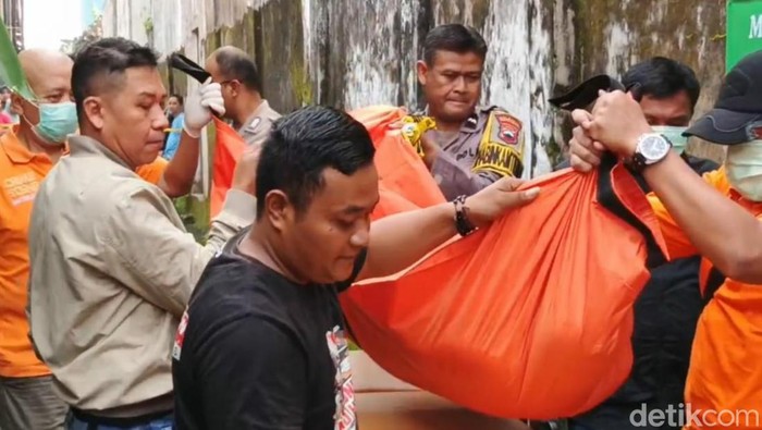 Petugas kepolisian mengevakuasi mayat tanpa identitas yang ditemukan warga Kelurahan Sokanegara, Kecamatan Purwokerto Timur, Kabupaten Banyumas, Senin (2/6/2025).