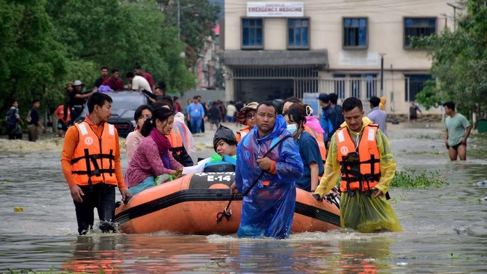 Members of National Disaster Response Force (NDRF) team evacuate patients, attendants and medical staff from the flood-affected Jawaharlal Nehru Institute of Medical Sciences hospital, following heavy rains in Imphal East, Manipur, India June 1, 2025. REUTERS/Stringer Purchase Licensing Rights