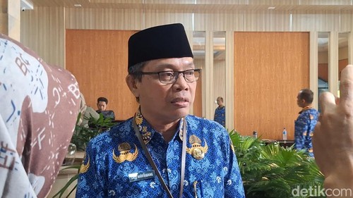Plt Kepala Dinas Perdagangan Kota Mataram Lalu Martawang saat diwawancarai di Mataram, Senin (2/6/2025). (Nathea Citra/detikBali)