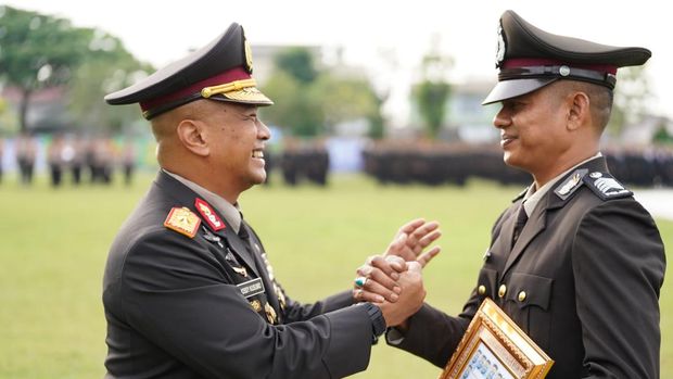 Polda Riau memberikan penghargaan kepada Bripka Agus Budiadi yang menangkap malin di Pekanbaru.