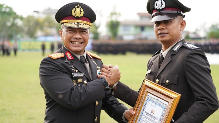 Polda Riau memberikan penghargaan kepada Bripka Agus Budiadi yang menangkap malin di Pekanbaru.