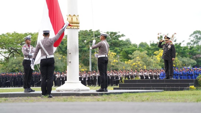 Polda Riau menggelar upacara peringatan Hari Lahir Pancasila 1 Juni 2025.