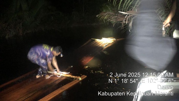 Polisi membongkar illegal logging 20 ton kayu di Kepulauan Meranti, Riau.