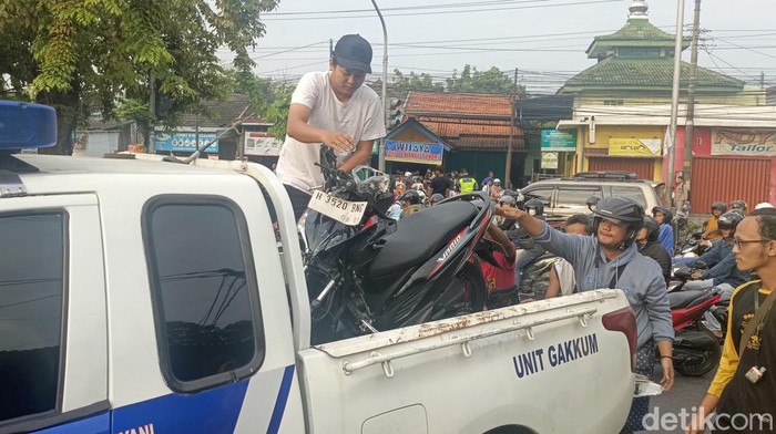 Polisi mengevakuasi motor yang terlibat kecelakaan di Jalan Soekarno-Hatta, Semarang, Senin (2/6/2025).