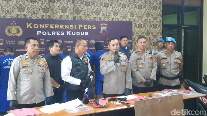 Polisi merilis kasus residivis pencurian motor di wilayah Kudus di Polres Kudus, Senin (2/6/2025).