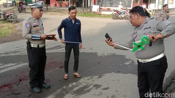 Polisi saat melakukan olah TKP.