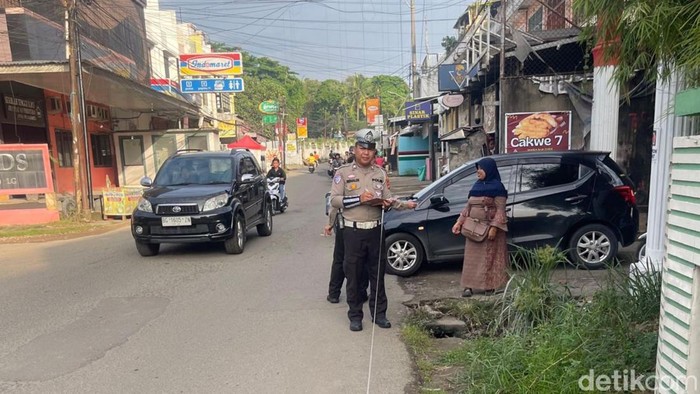 Polisi saat melakukan olah TKP pelajar yang tabrak lansia hingga tewas