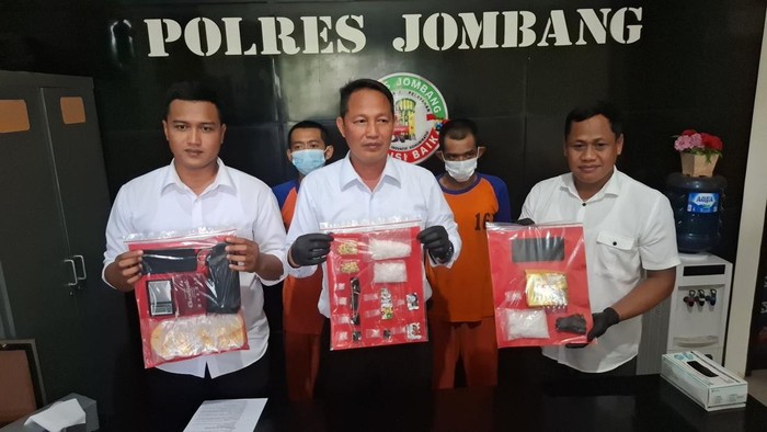 Polres Jombang saat mengungkap kasus peredaran sabu modus ranjau dengan cara tidak biasa.