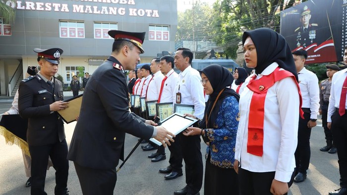 Kapolresta Malang Kota Kombes Nanang Haryono saat memimpin upacara dan pemberian penghargaan