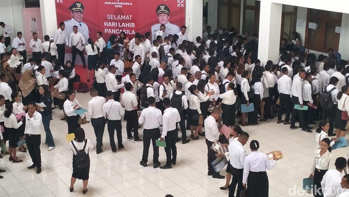 PPPK antre menerima SK Pengangkatan di Kantor Bupati Manggarai Barat, Senin (2/6/2025). (Ambrosius Ardin)