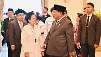 Prabowo dan Megawati terlihat saling bercakap menjelang upacara. Turut hadir Wakil Presiden Indonesia ke-10 dan ke-12, Jusuf Kalla. (Dok. BPMI Setpres)