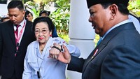 Selepas upacara, Prabowo mengantar Megawati. Prabowo menggandeng Megawati menuju mobil. (Dok. BPMI Setpres)
