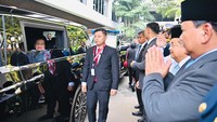 Prabowo turut menunggu hingga Megawati meninggalkan lokasi upacara. Megawati melempar senyum ke arah Prabowo. (Dok. BPMI Setpres)