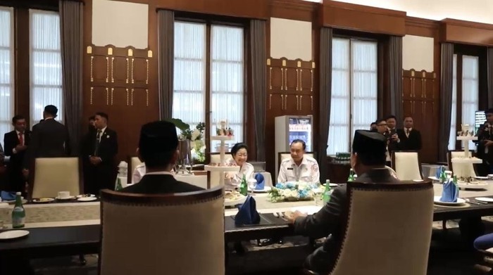 Prabowo sempat berbincang-bincang dengan Megawati di sela kegiatan upacara peringatan Hari Lahir Pancasila. (Dok istimewa).